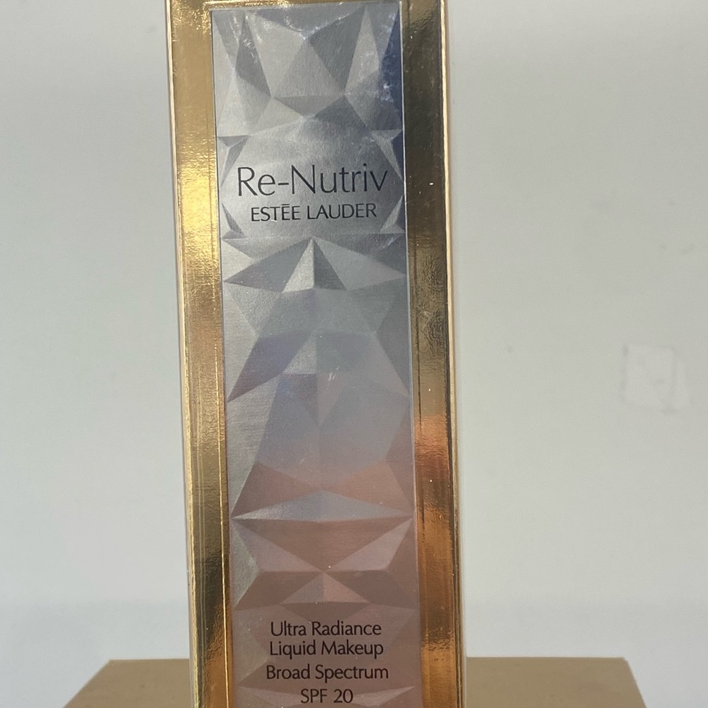 Estee Lauder Re-Nutriv Foundation
Deep Amber 7N1